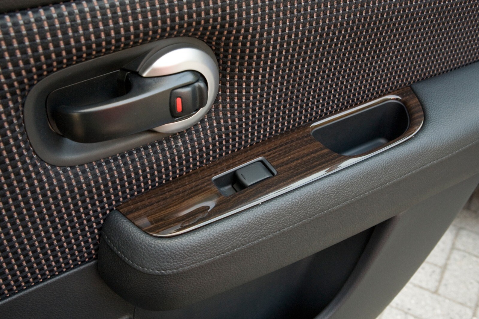 2010 Nissan Versa front safety DETAIL