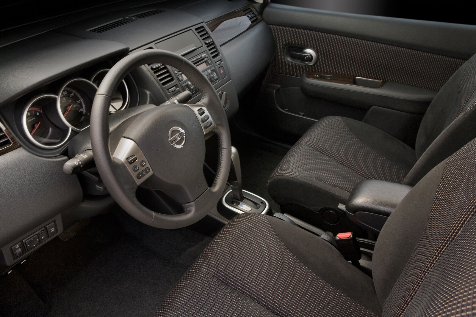 2010 Nissan Versa interior I