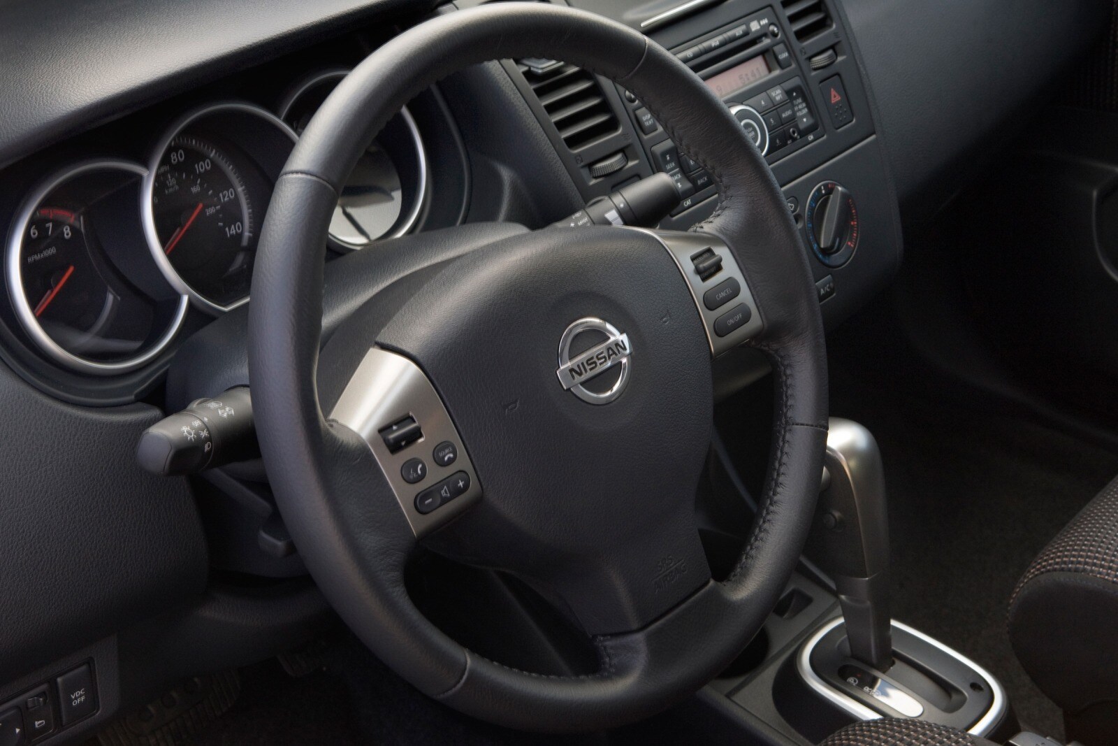 2010 Nissan Versa interior SWD