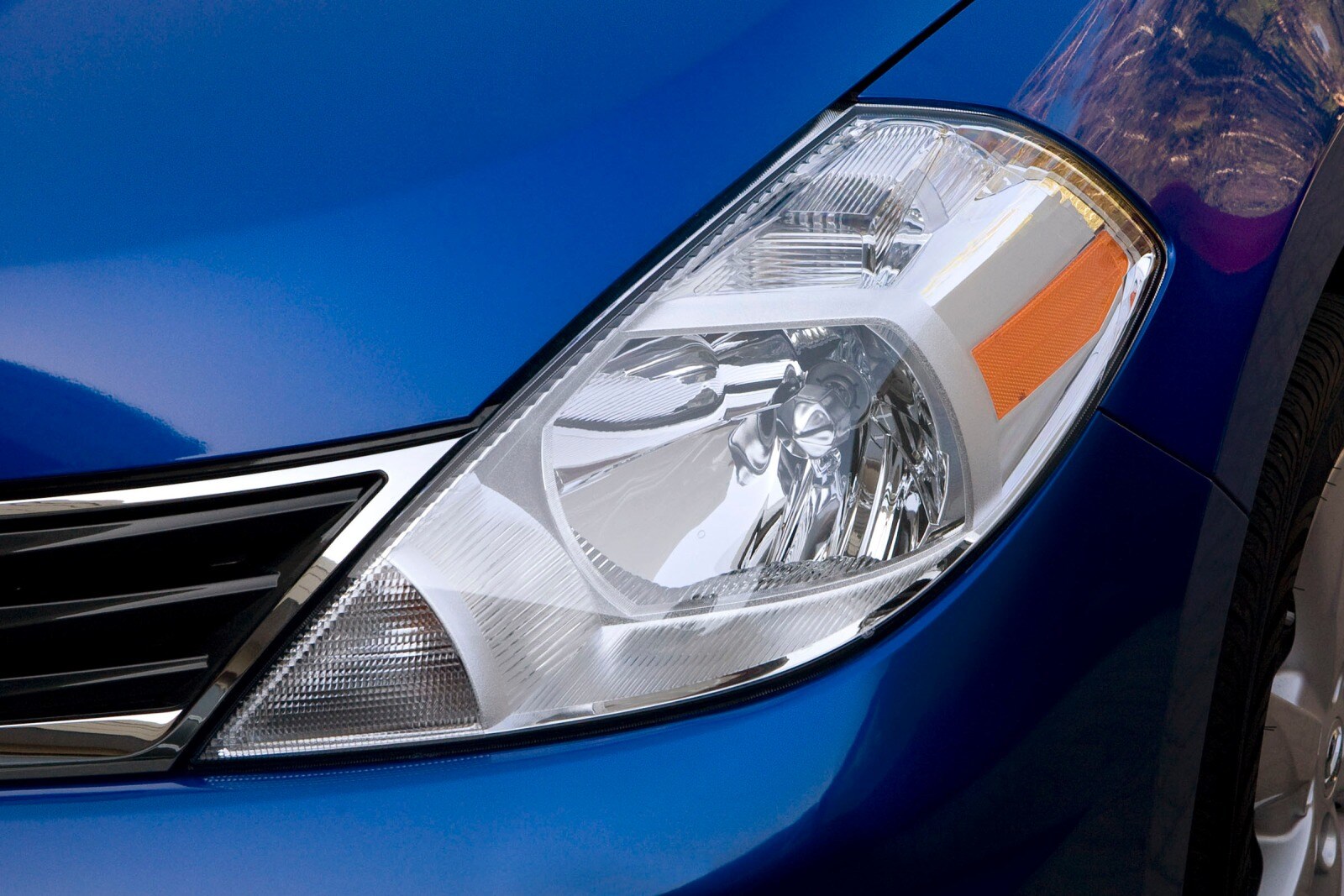 2012 Nissan Versa exterior EDETAIL
