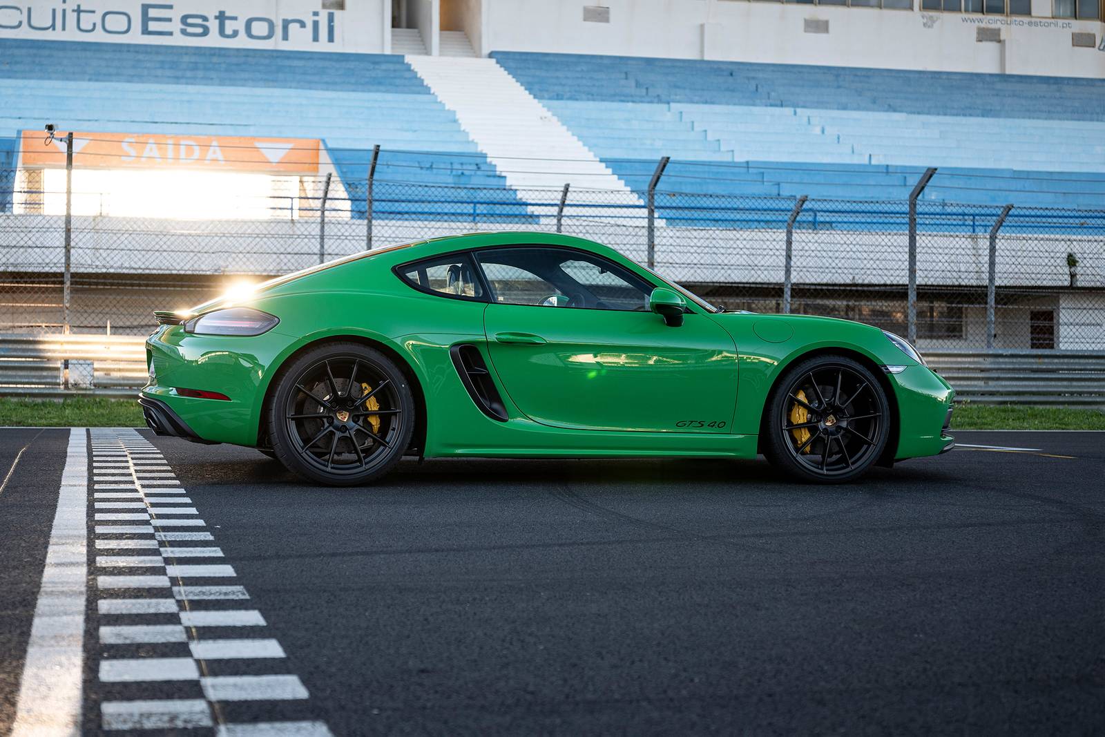 2021 Porsche 718 Cayman — OEM photo 3