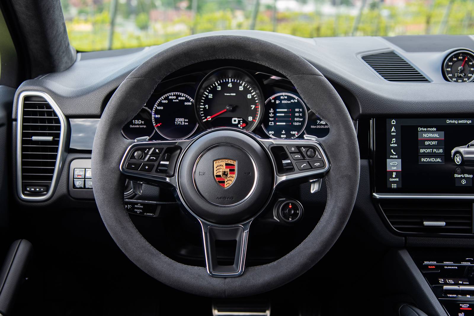 2020 Porsche Cayenne interior SWD