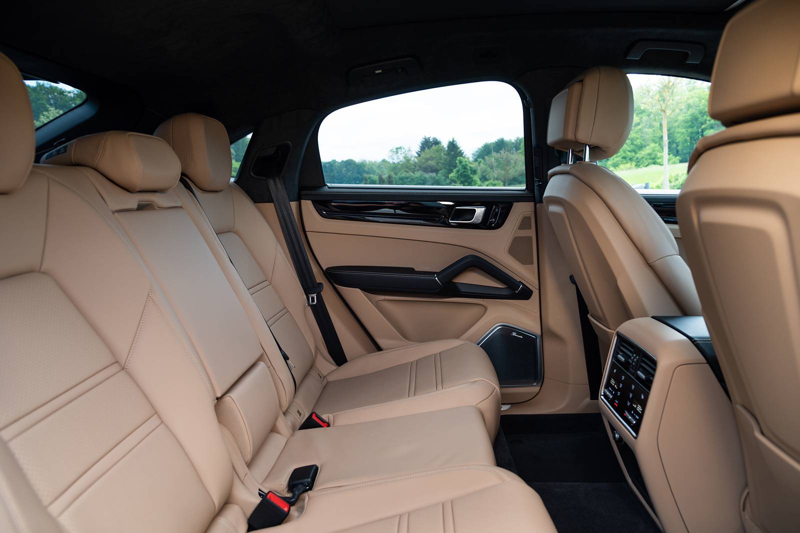 2022 Porsche Cayenne interior RI