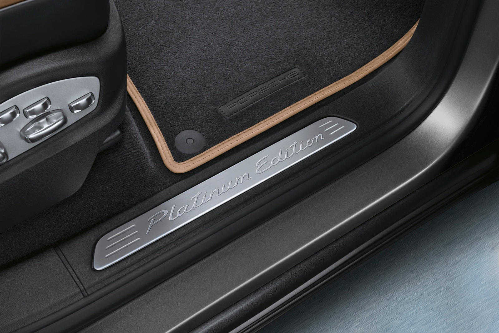 2014 Porsche Cayenne front safety DETAIL