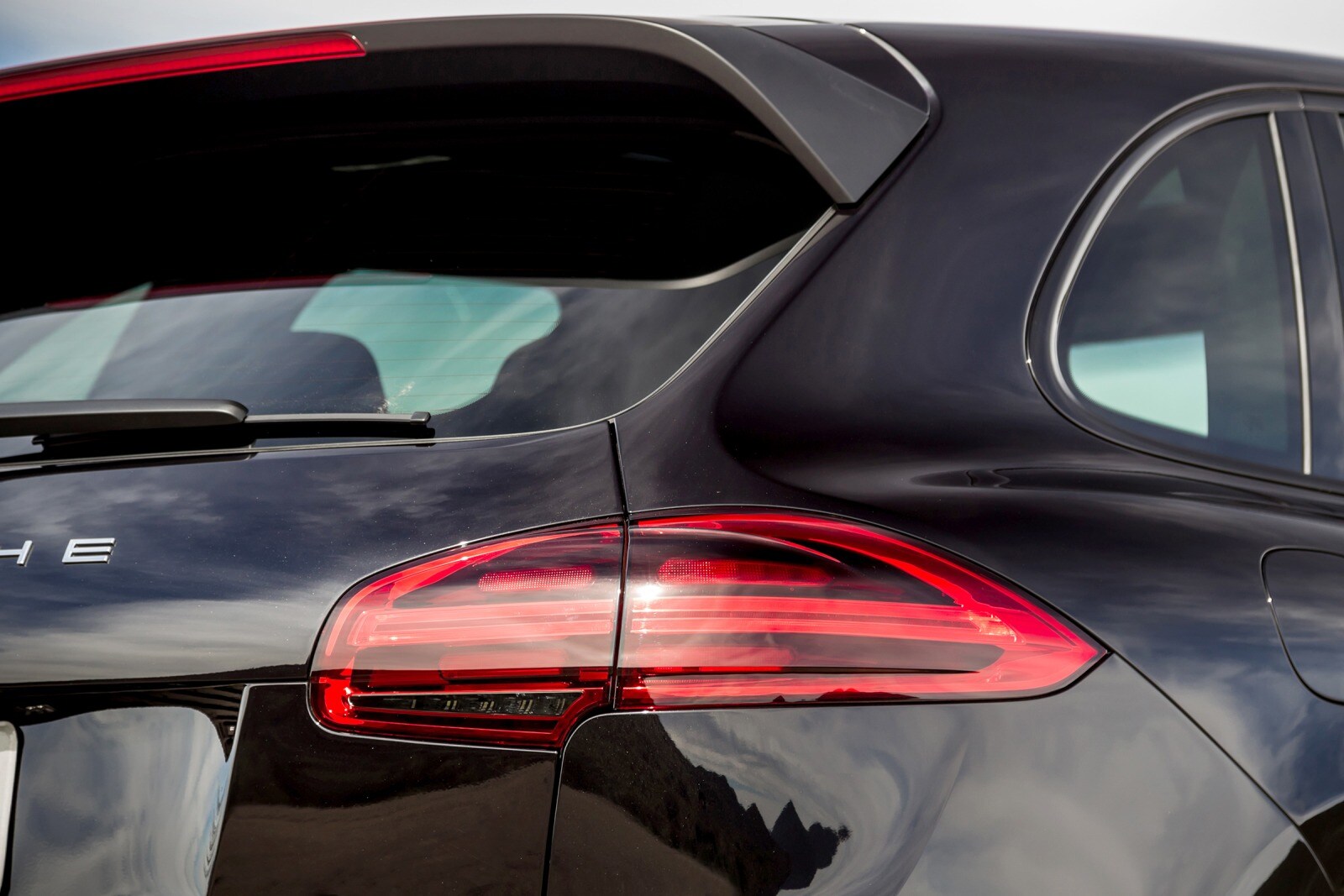 2015 Porsche Cayenne front safety EDETAIL