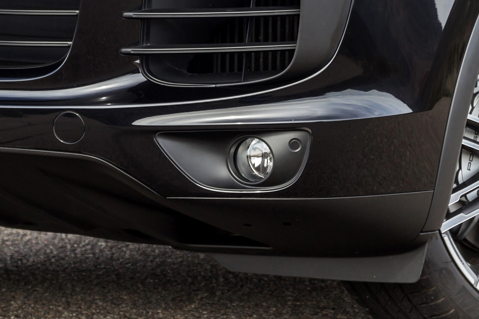 2017 Porsche Cayenne exterior FOG