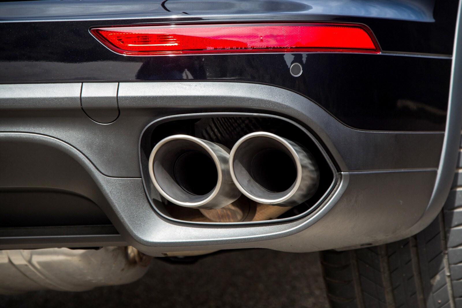 2018 Porsche Cayenne front safety EDETAIL