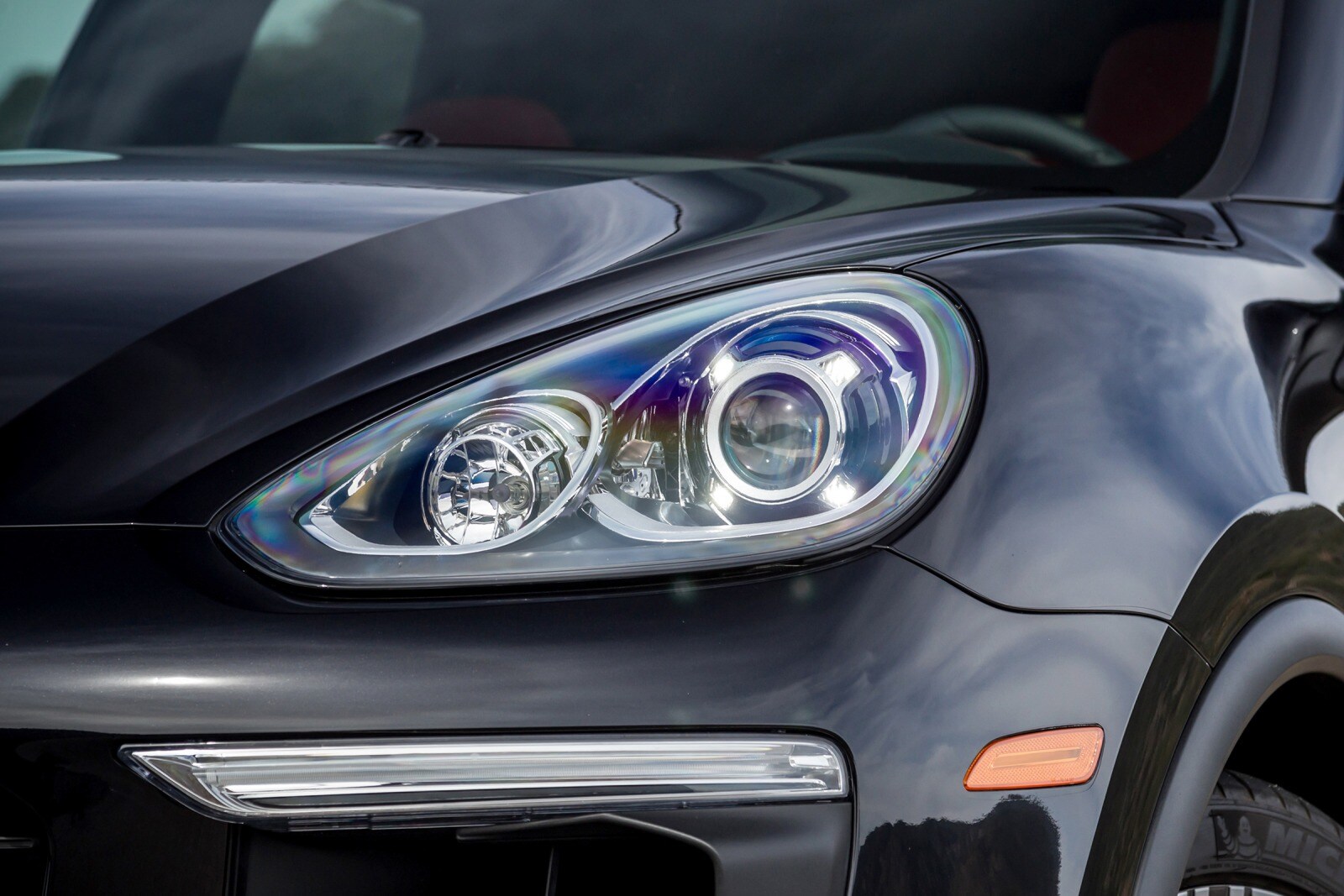 2018 Porsche Cayenne front safety EDETAIL