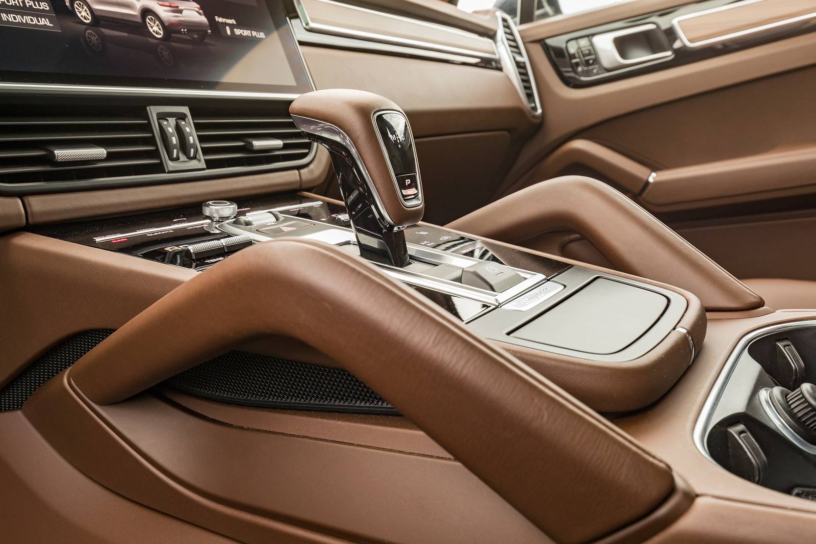 2019 Porsche Cayenne interior SHF