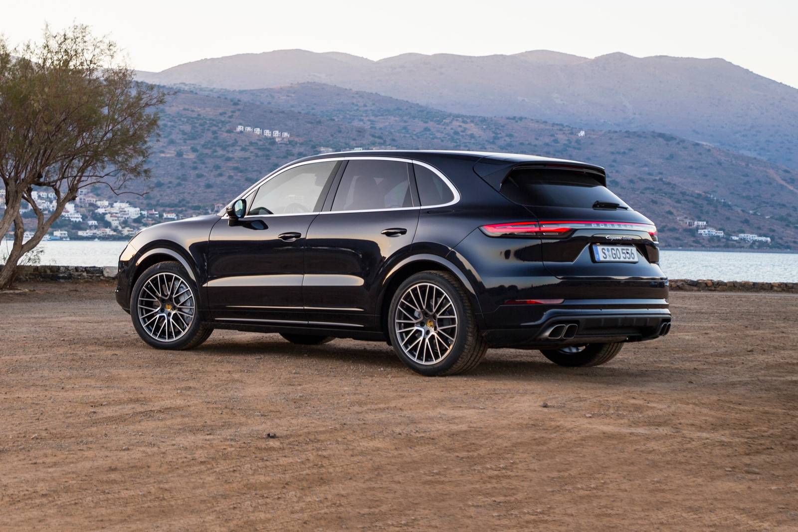 2020 Porsche Cayenne exterior FQ