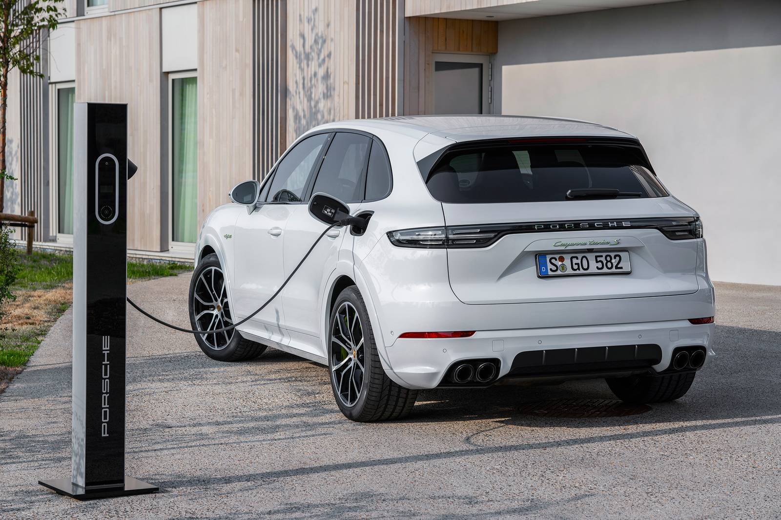 2021 Porsche Cayenne exterior FQ