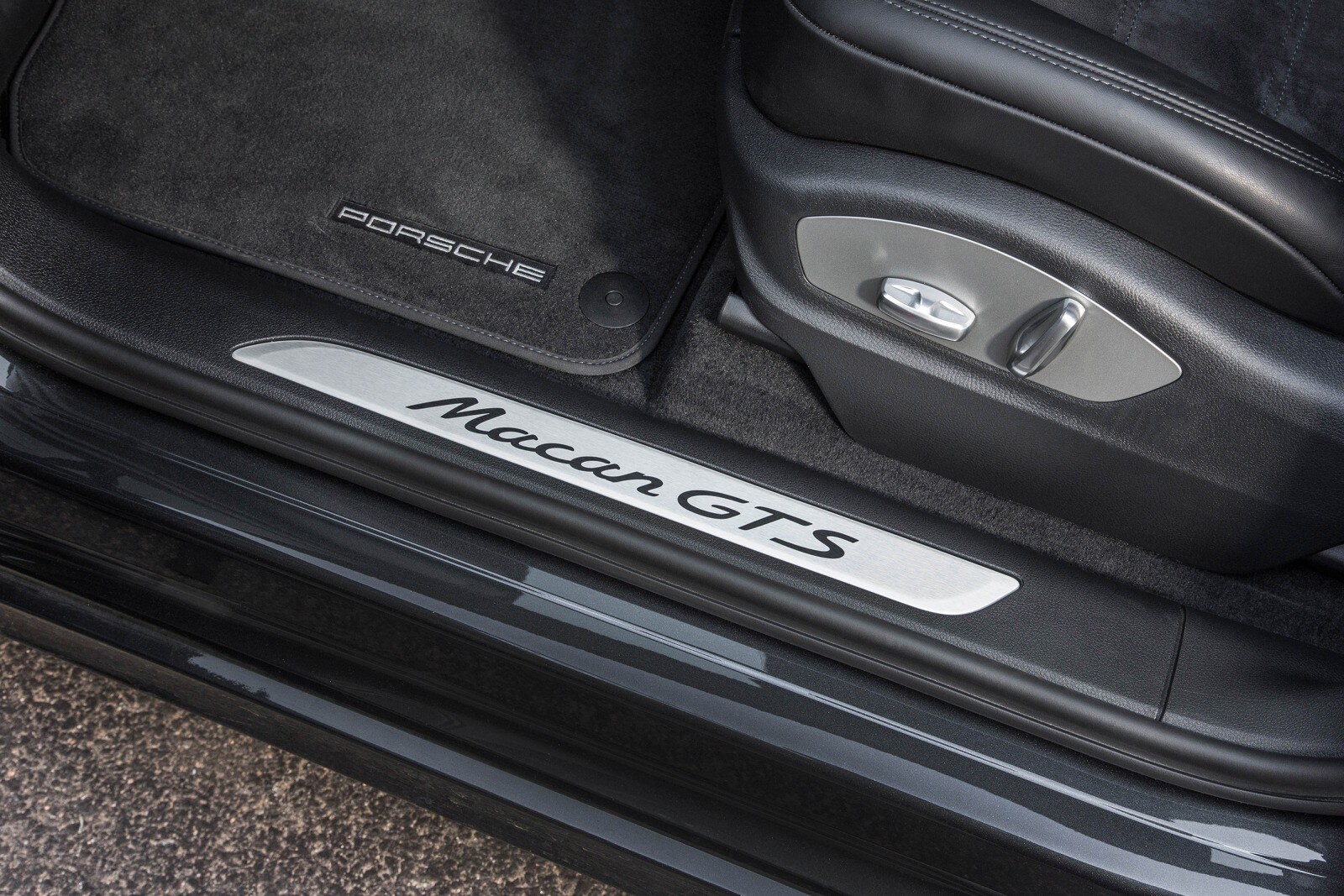 2017 Porsche Macan front safety DETAIL