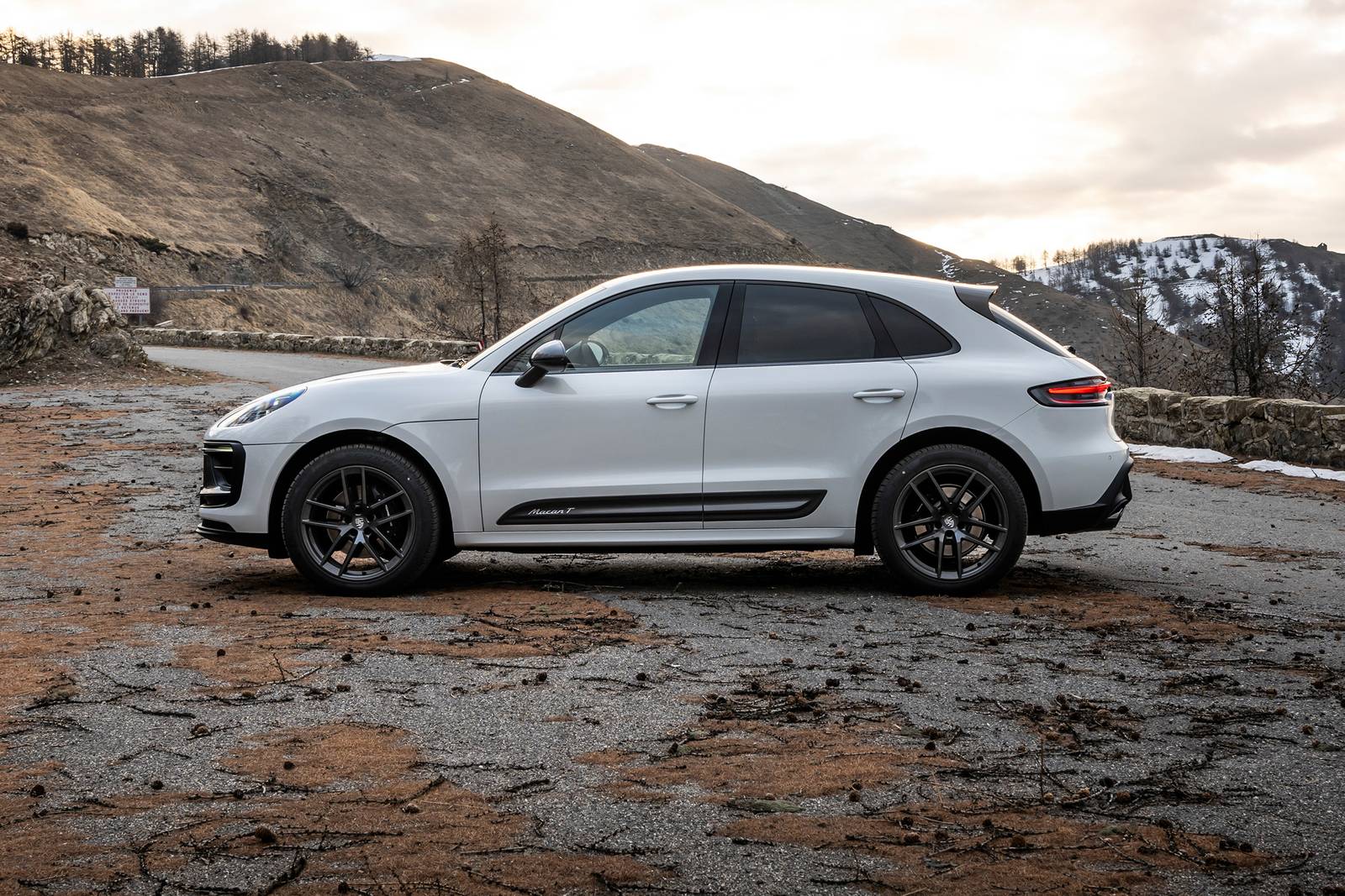 Porsche Macan T 4dr SUV Profile