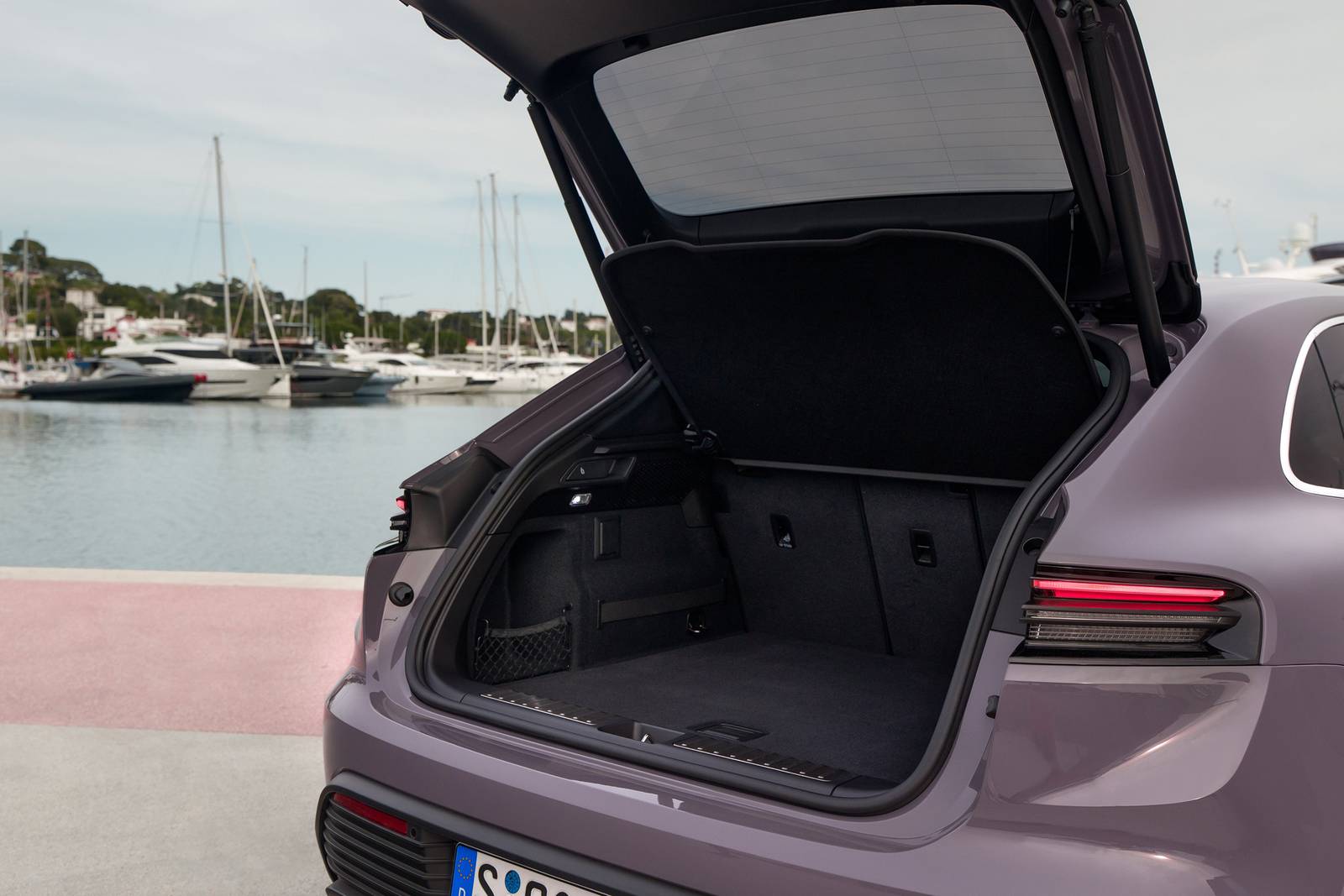 2024 Porsche Macan interior CARGO