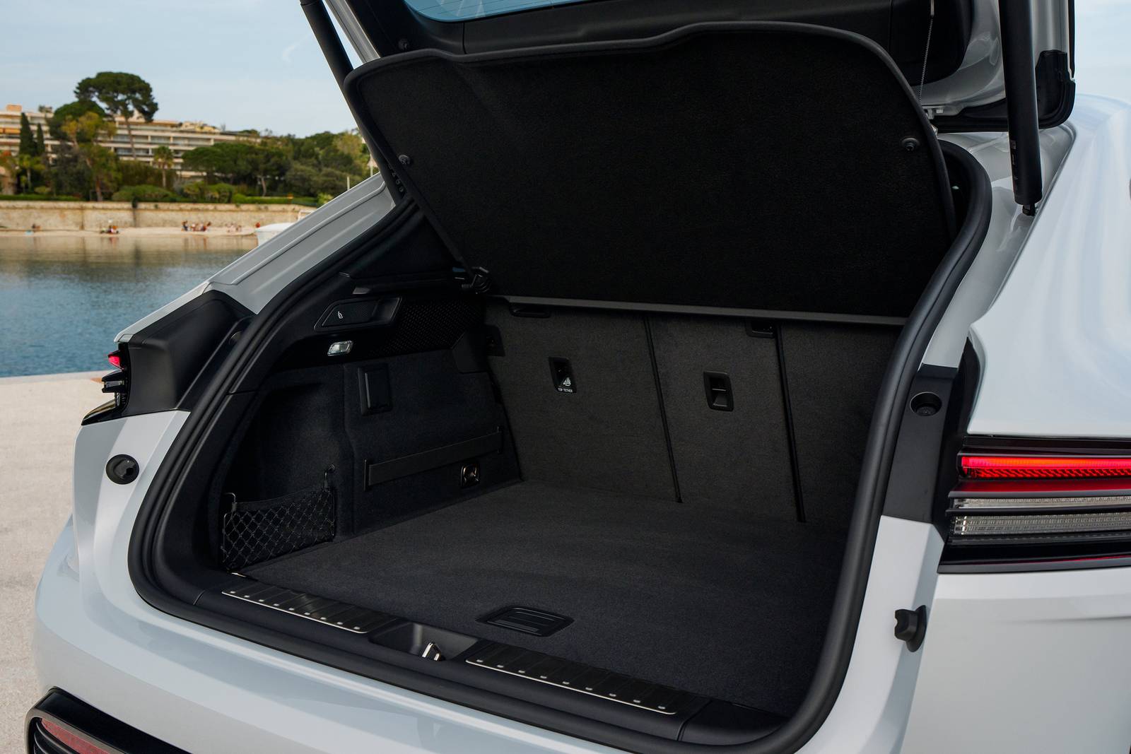 2024 Porsche Macan interior CARGO