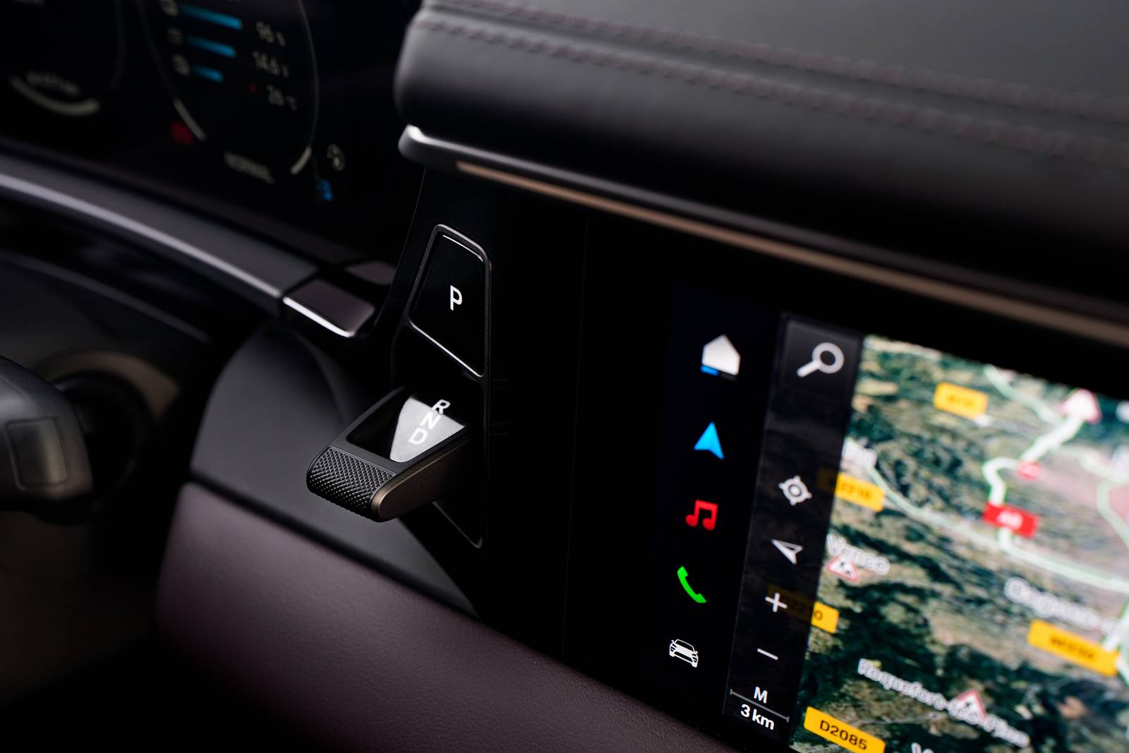 2025 Porsche Macan interior SHF