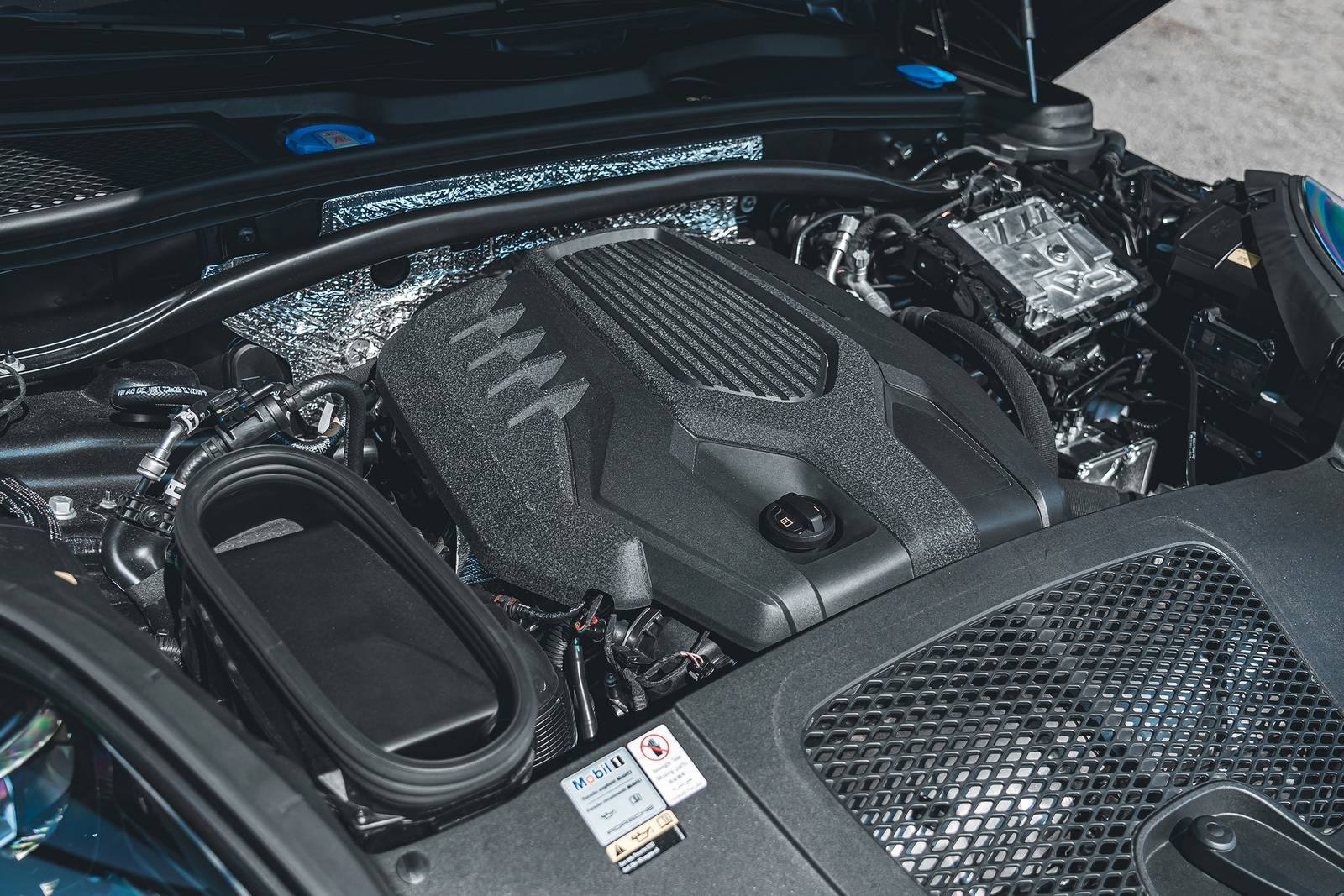 2025 Porsche Macan exterior E