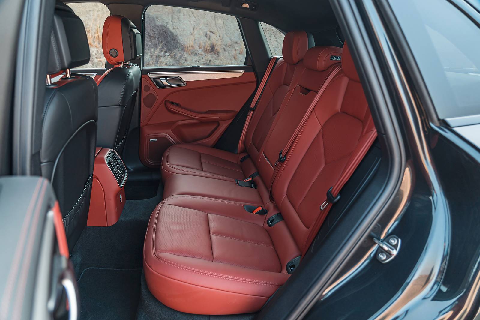 2025 Porsche Macan interior RI