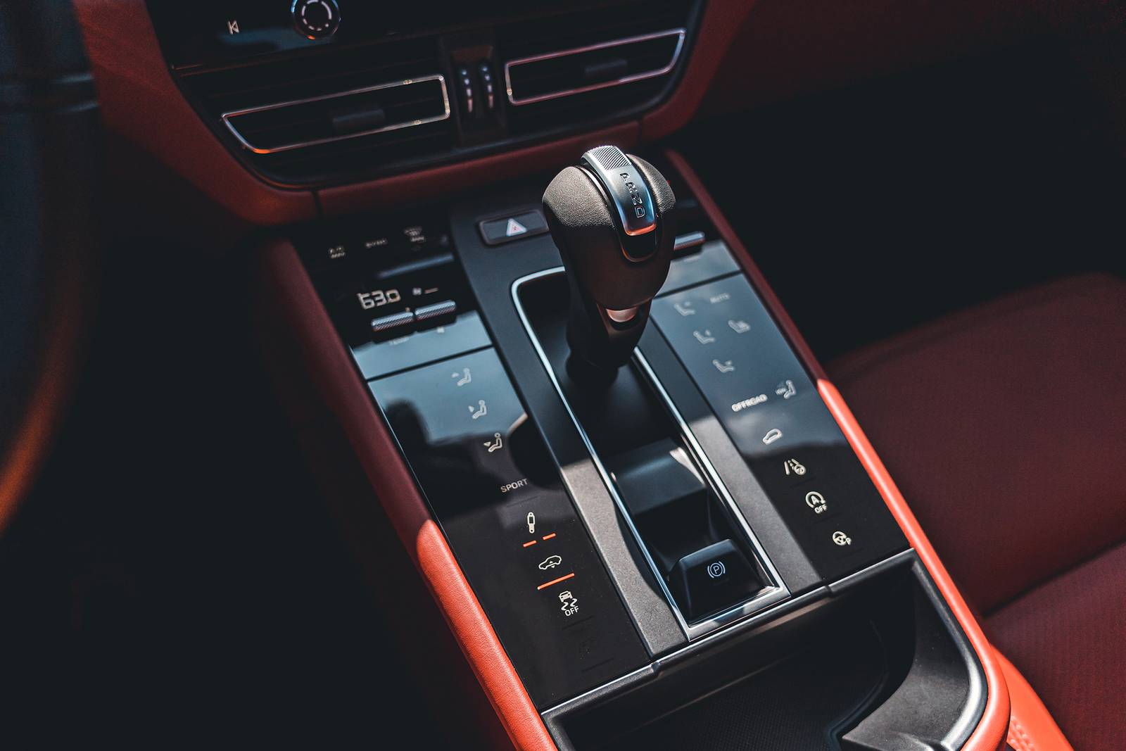 2025 Porsche Macan interior SHF