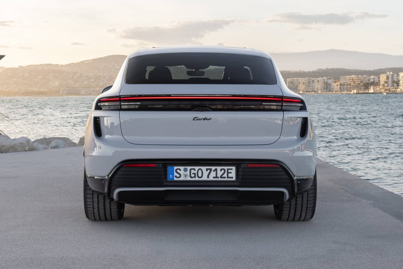 2025 Porsche Macan exterior FQ