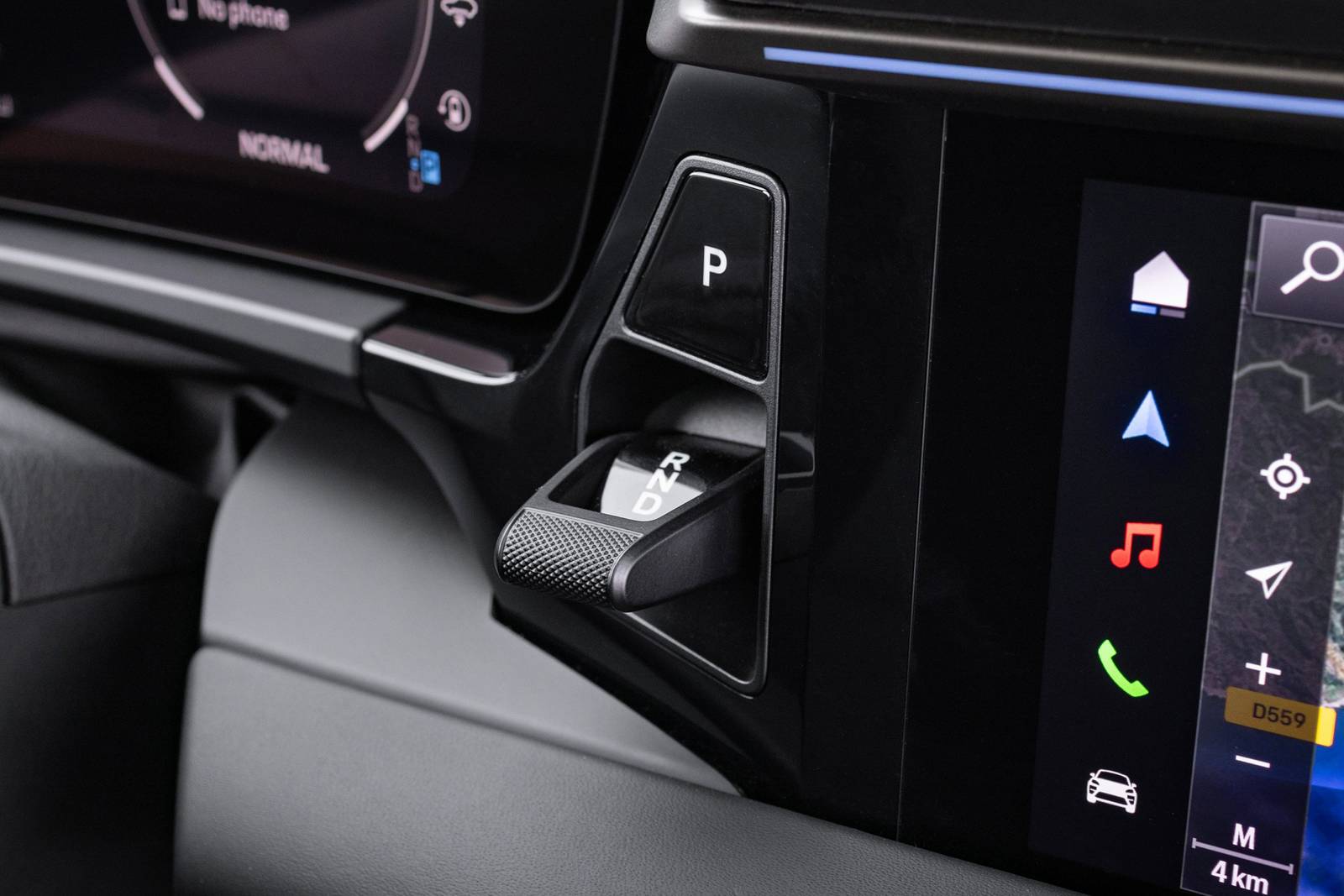 2025 Porsche Macan interior SHF