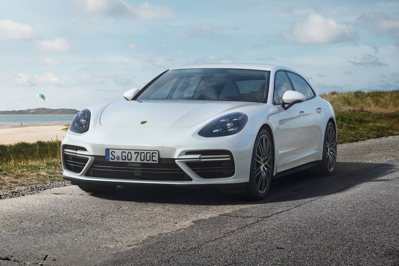 2018 Porsche Panamera — OEM photo 3