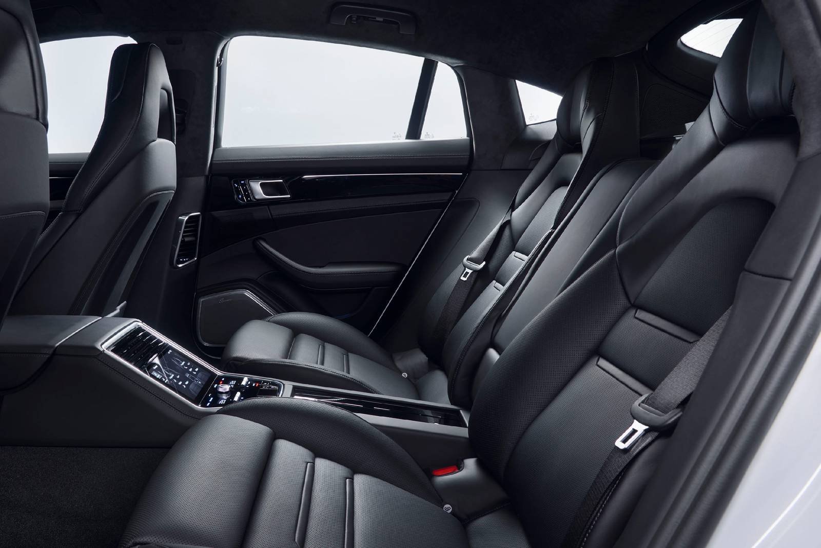 2019 Porsche Panamera interior RI