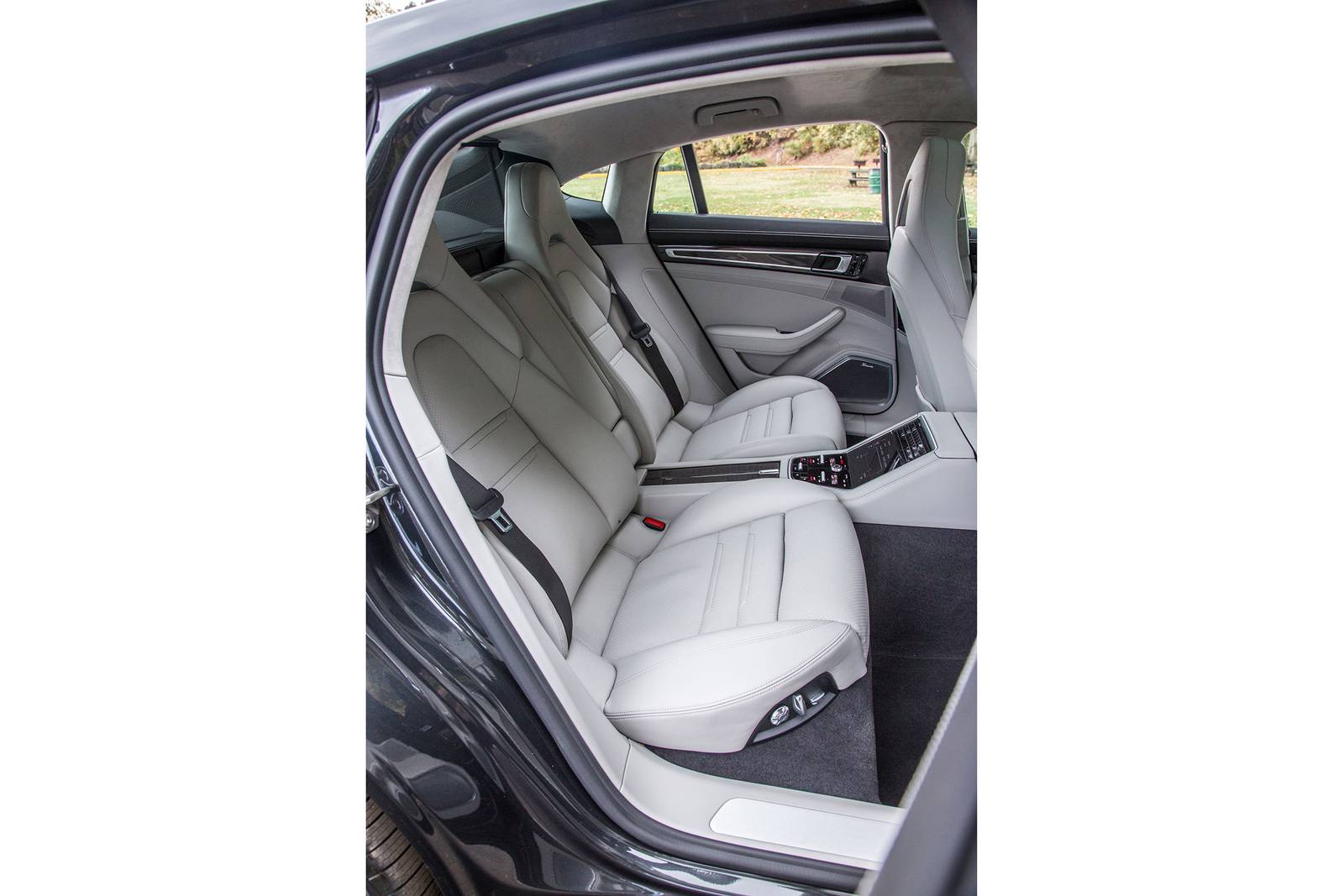 2019 Porsche Panamera interior RI