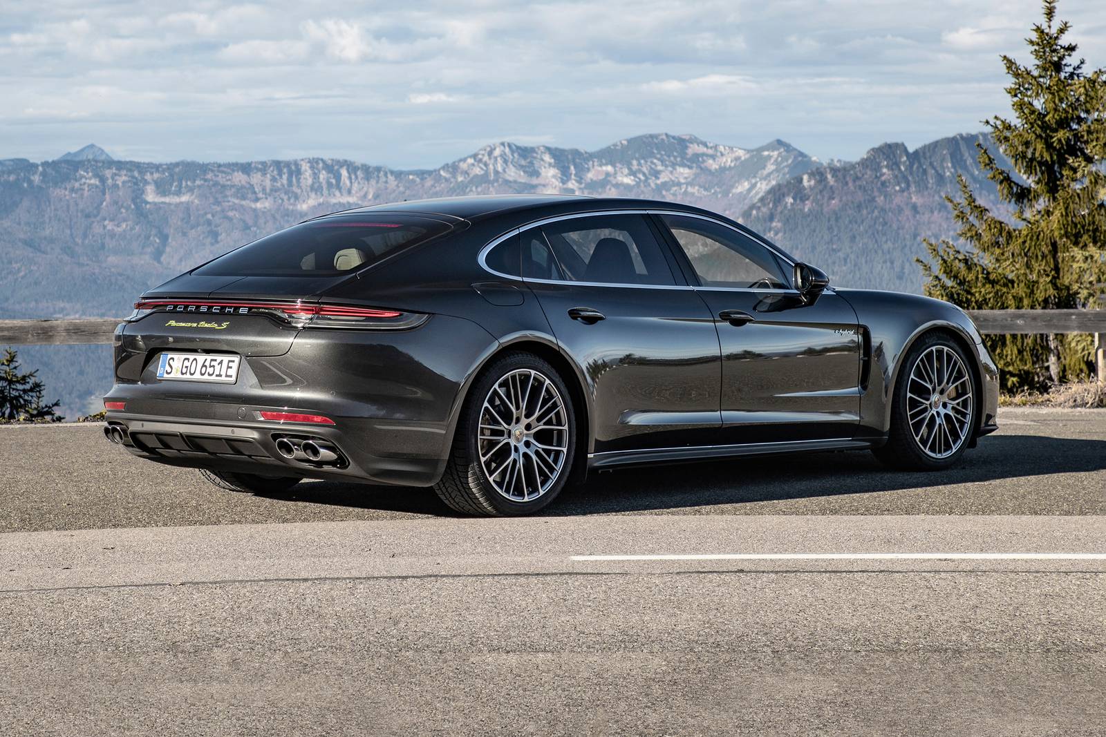 2021 Porsche Panamera exterior FQ