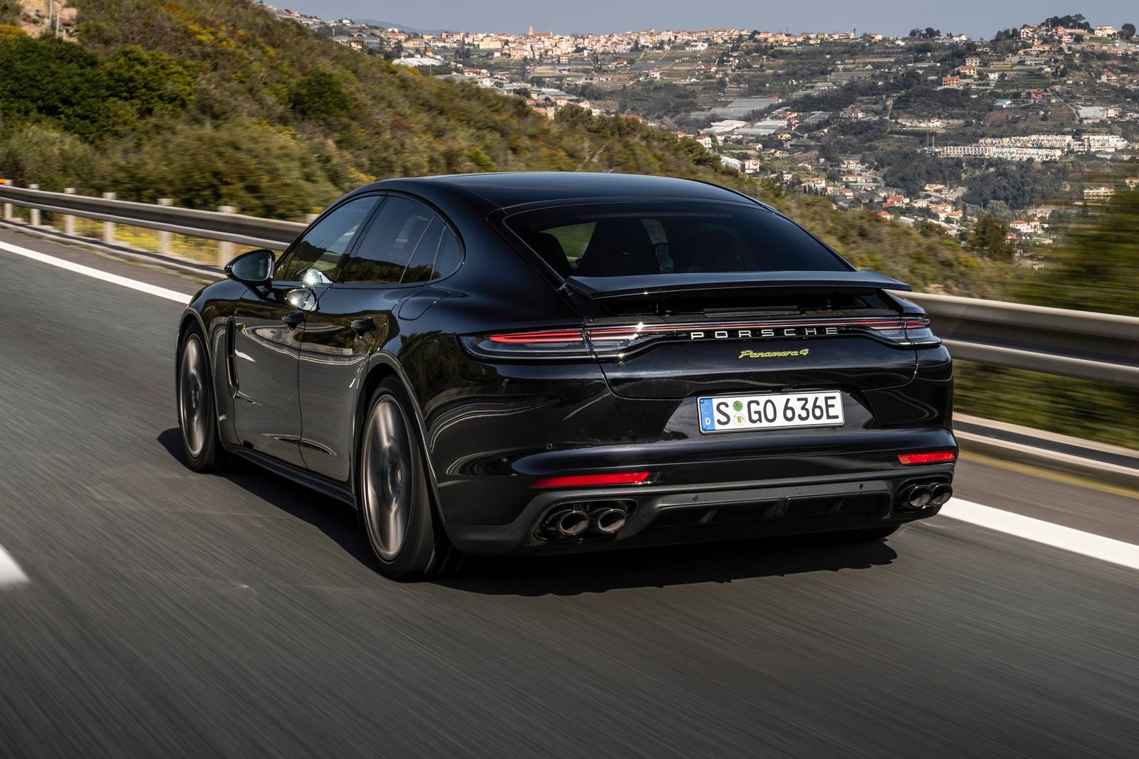 2022 Porsche Panamera exterior FQ
