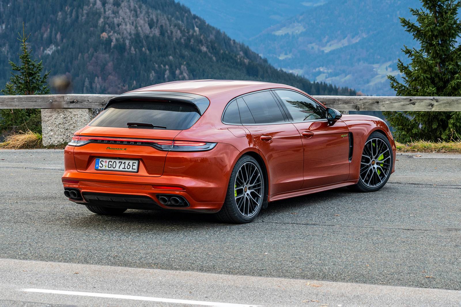 2022 Porsche Panamera exterior FQ