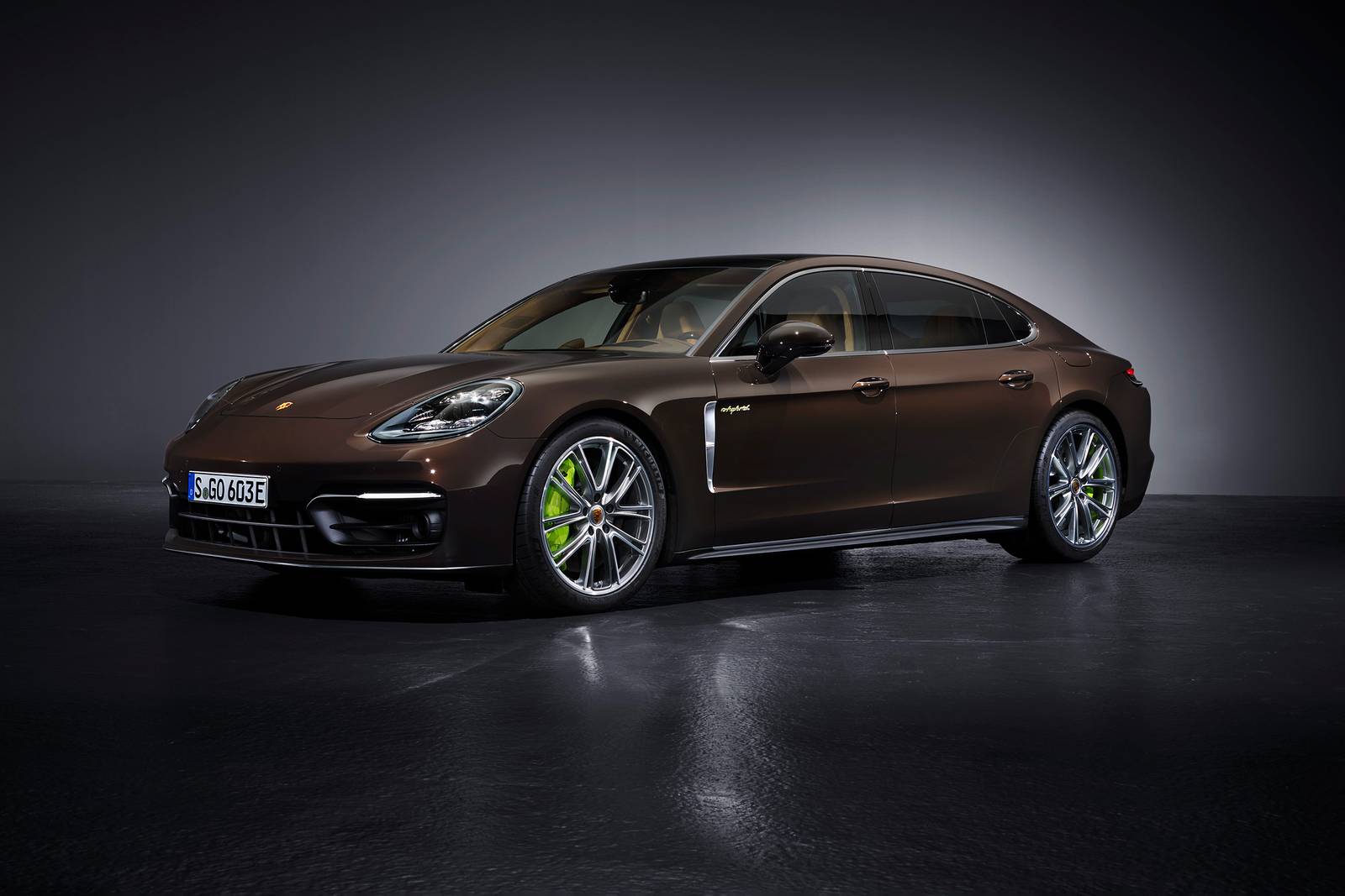 2022 Porsche Panamera exterior FQ