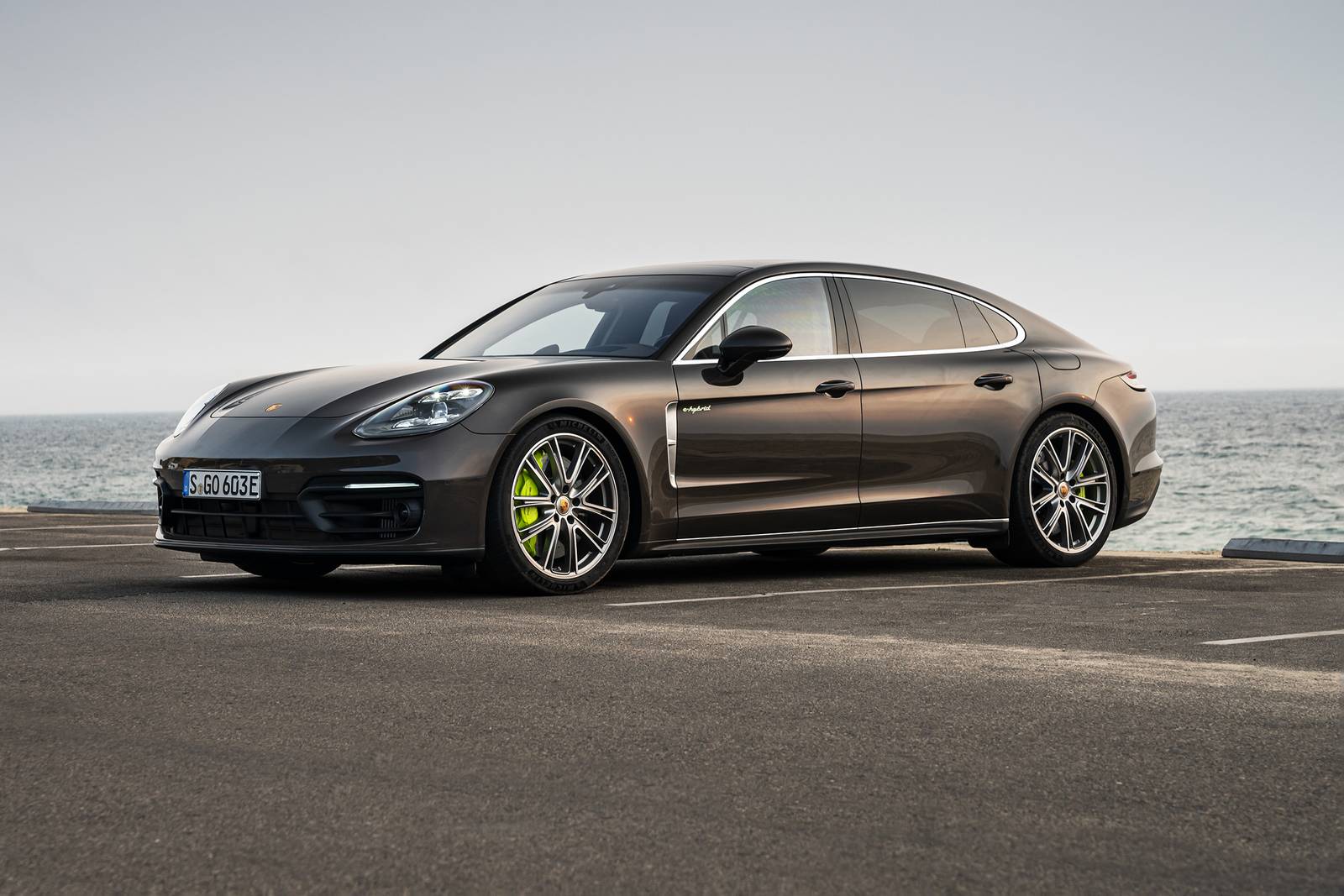 2022 Porsche Panamera exterior FQ