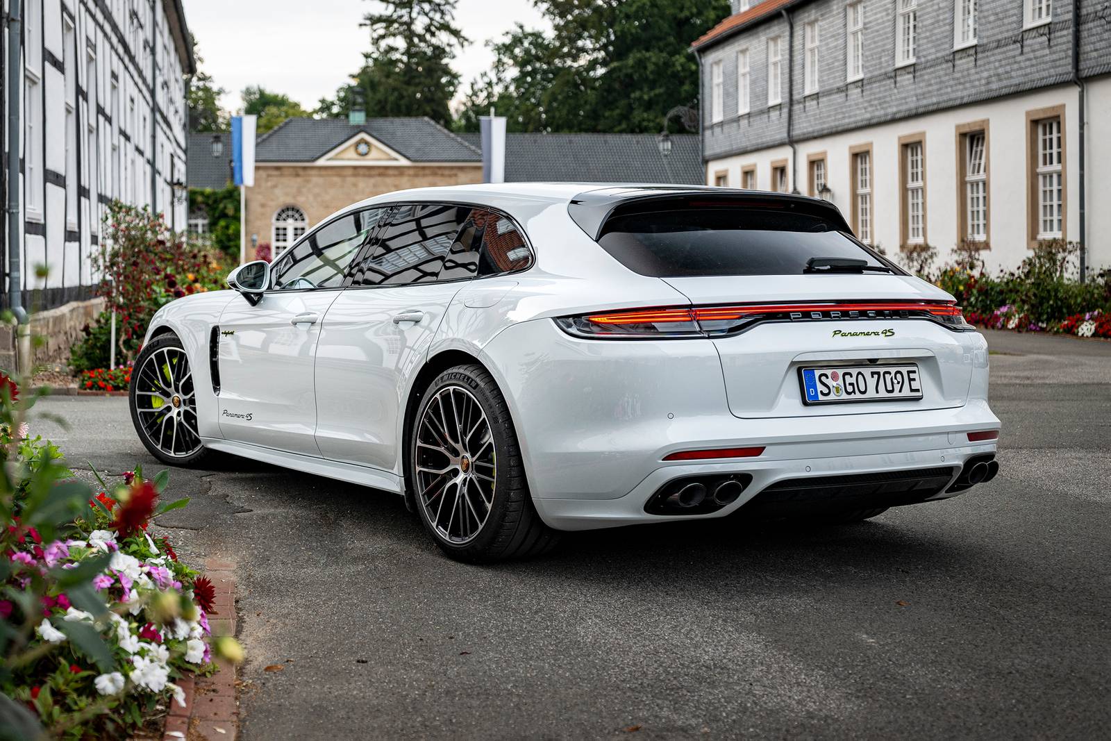 2022 Porsche Panamera exterior FQ