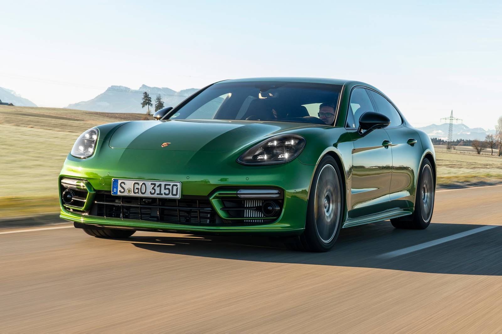 2022 Porsche Panamera exterior FQ