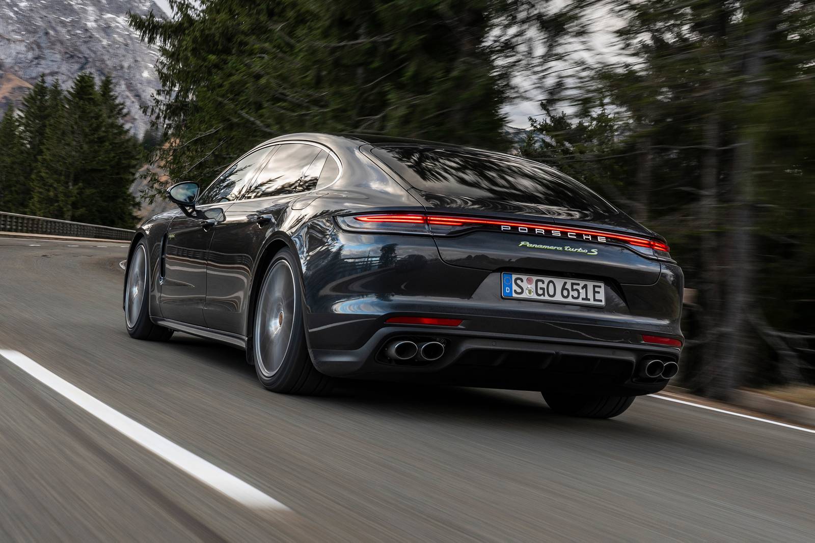 2022 Porsche Panamera exterior FQ