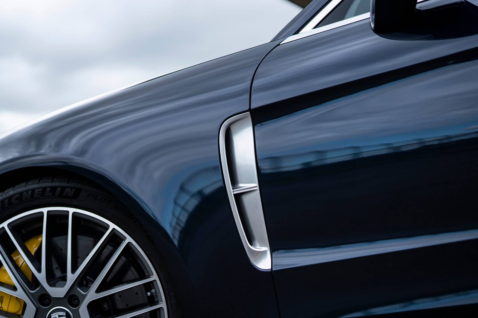 2022 Porsche Panamera exterior EDETAIL