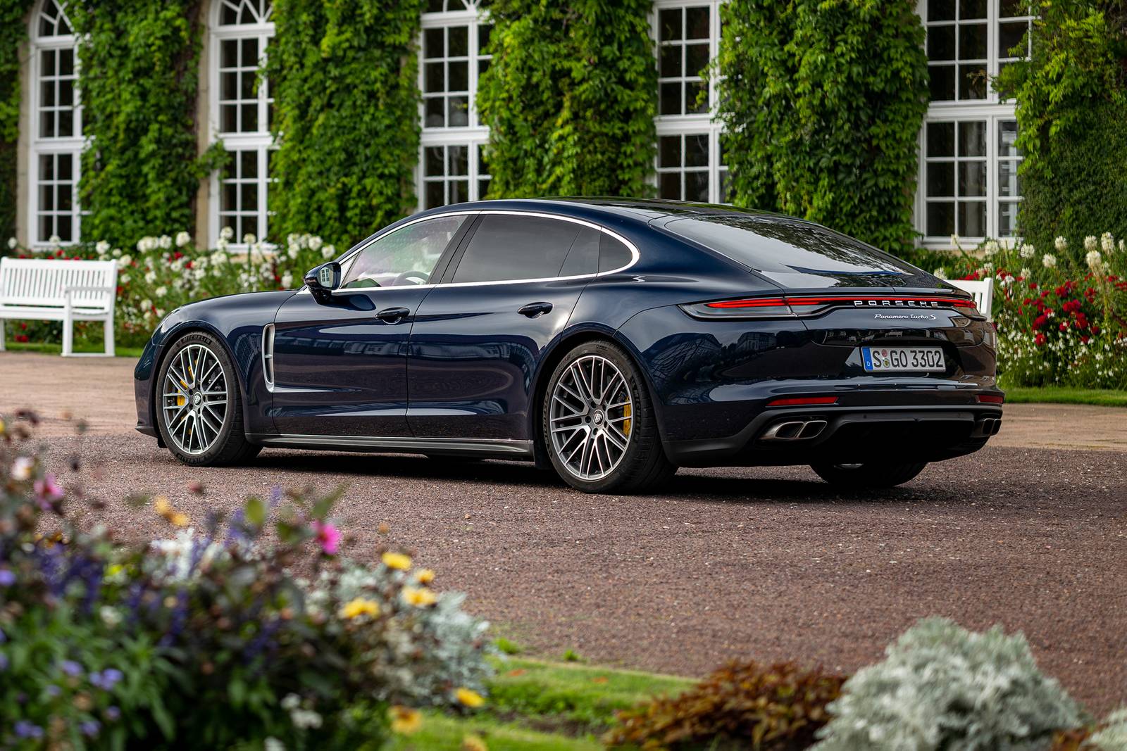 2022 Porsche Panamera exterior FQ