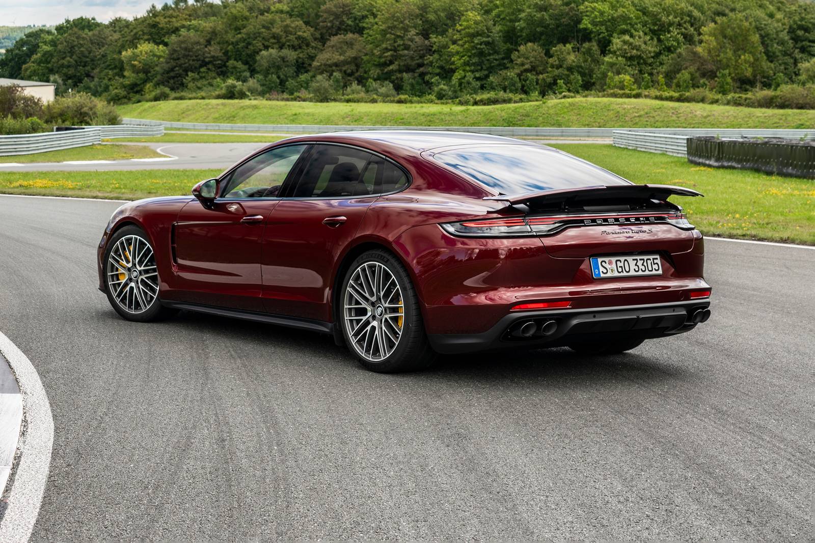 2022 Porsche Panamera exterior FQ