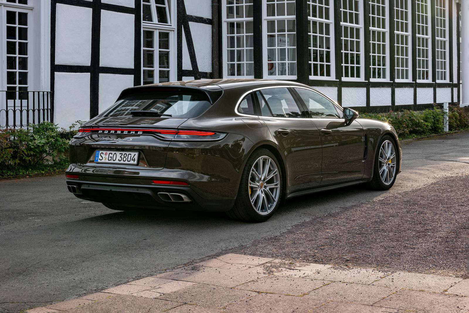 2022 Porsche Panamera exterior FQ