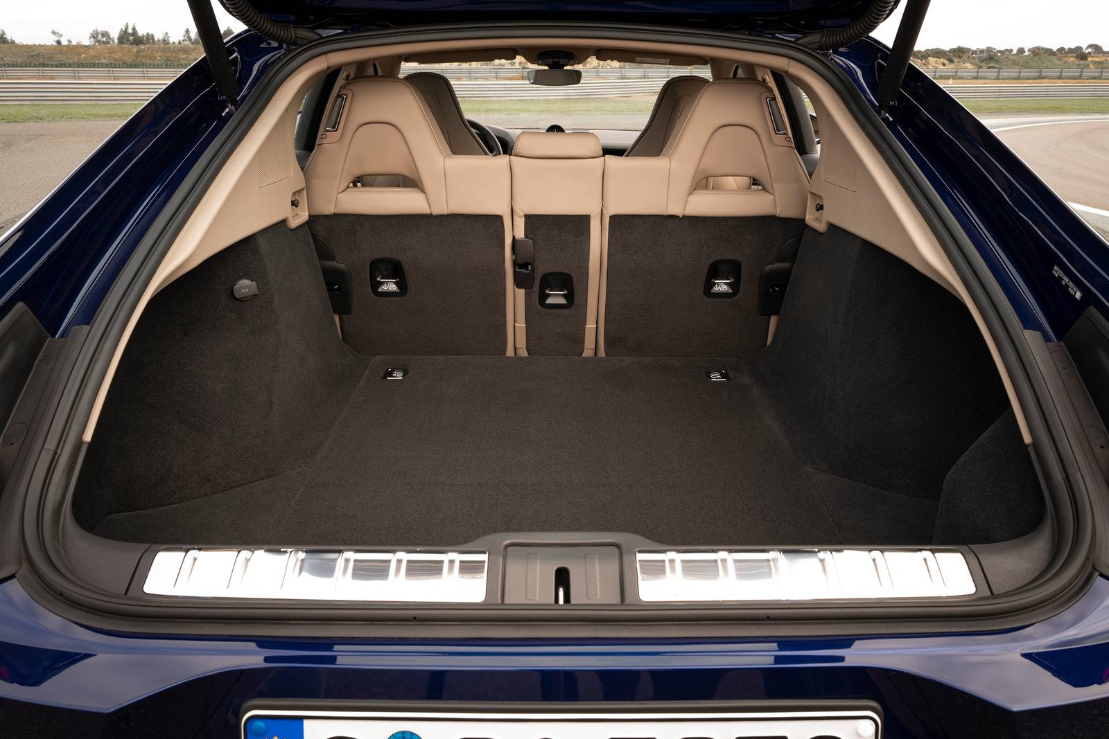 2025 Porsche Panamera interior CARGO