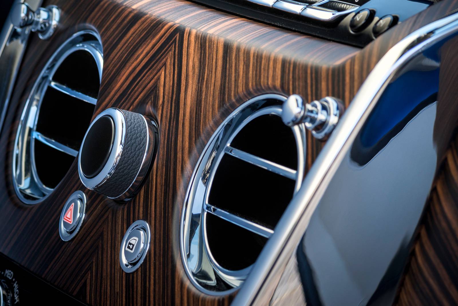 2020 Rolls-Royce Cullinan front safety DETAIL