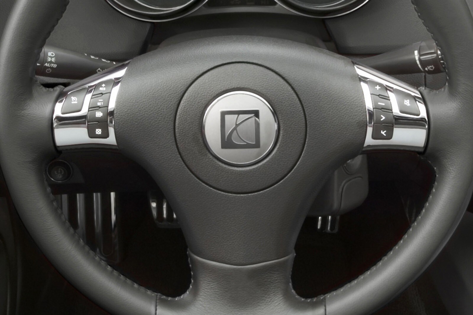 2007 Saturn Sky interior AUXCTRL