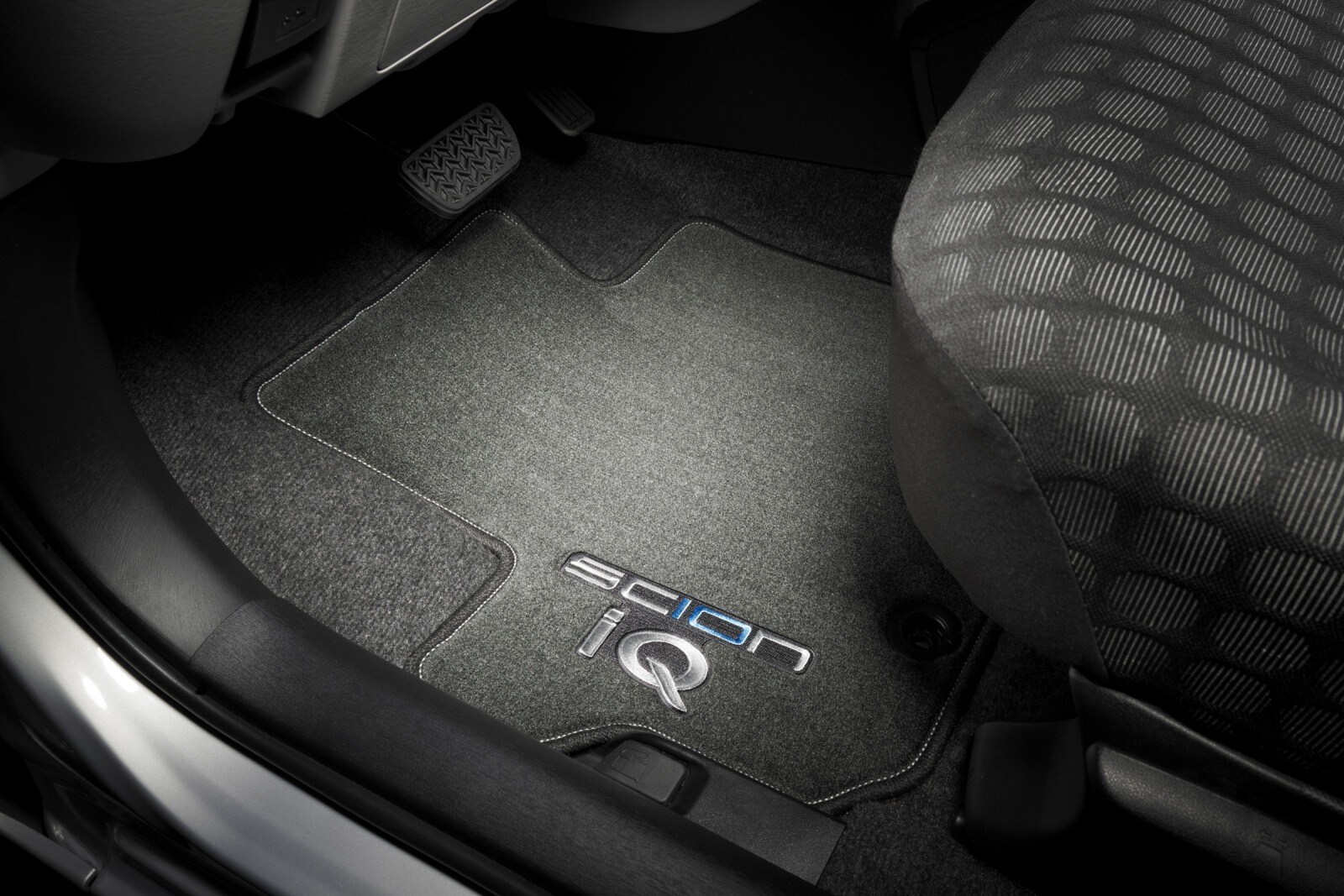 2014 Scion iQ interior DETAIL