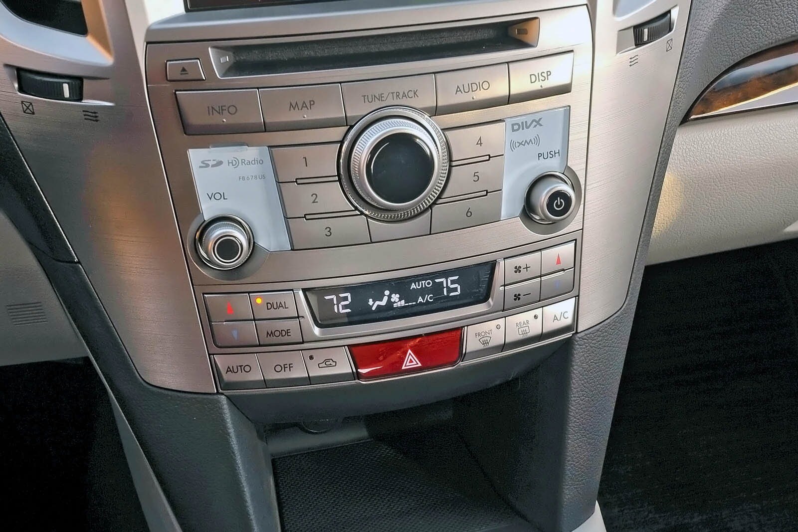 2013 Subaru Legacy interior CC