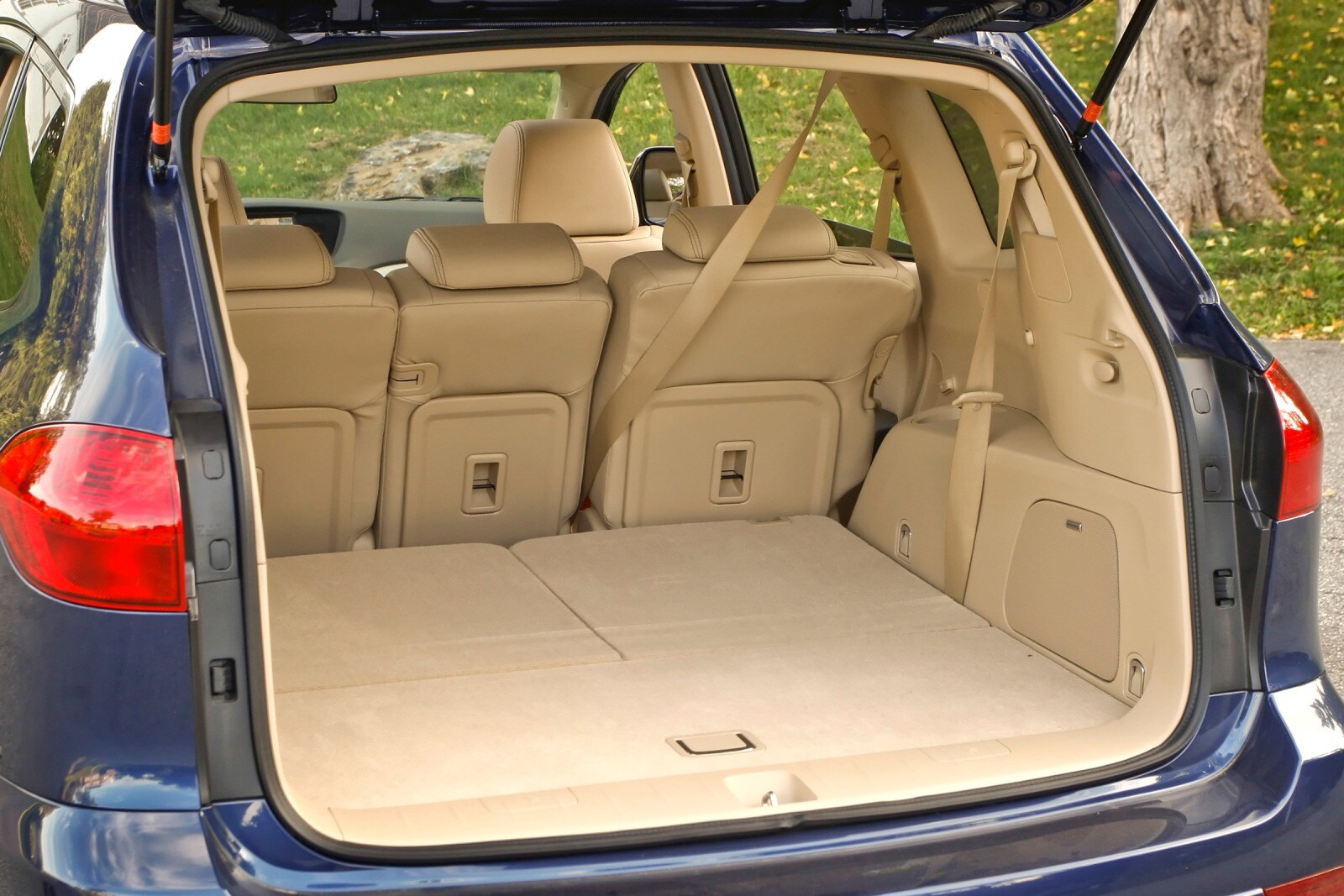 2010 Subaru Tribeca interior CARGO