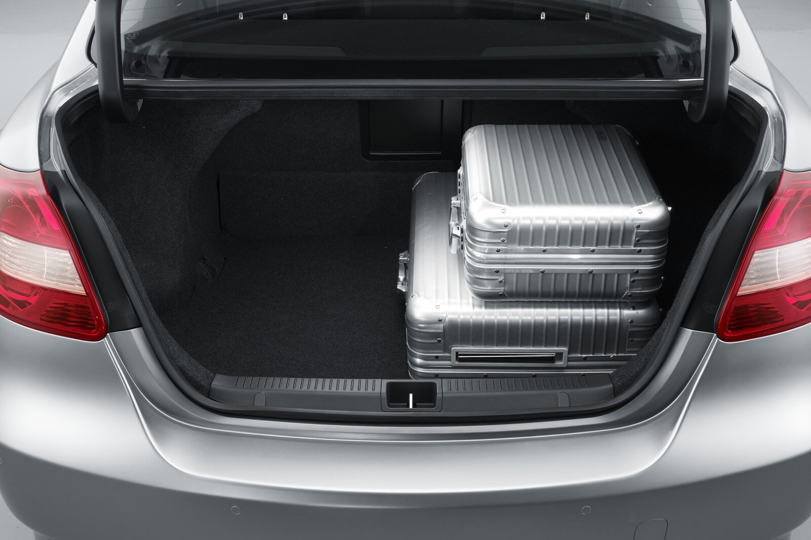 2010 Suzuki Kizashi interior CARGO