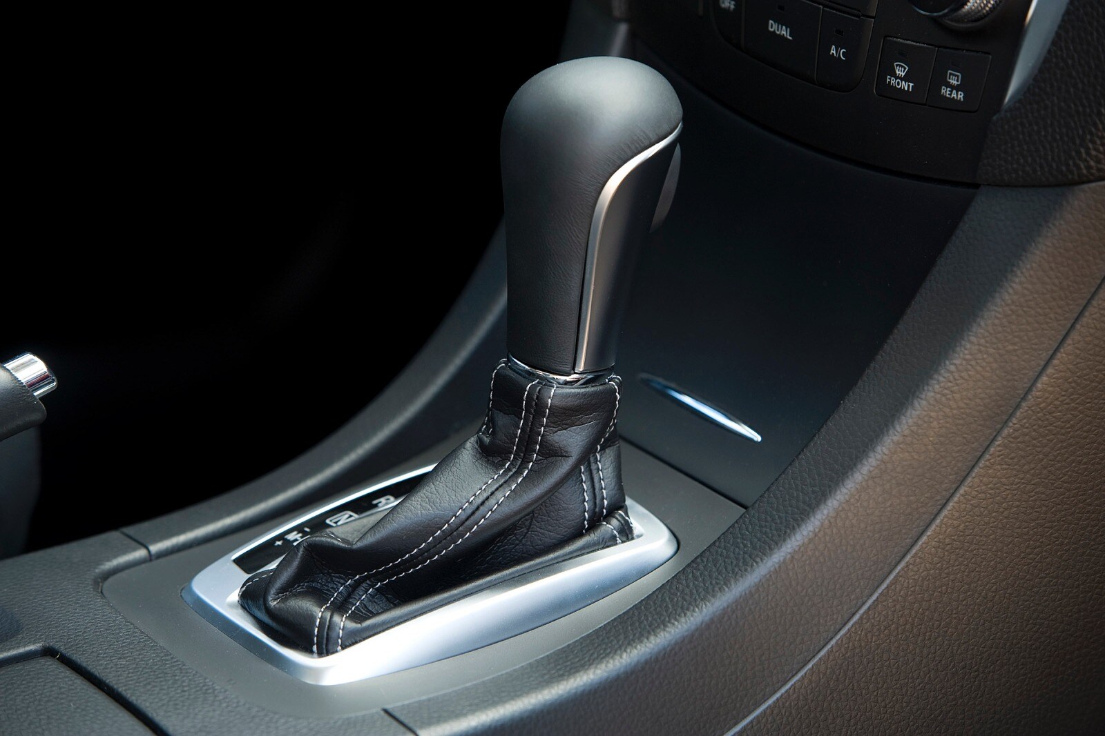 2012 Suzuki Kizashi interior SHF