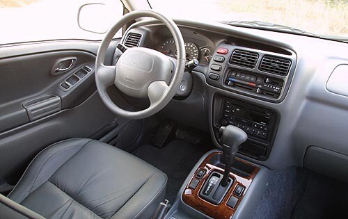 2001 Suzuki XL-7 interior I
