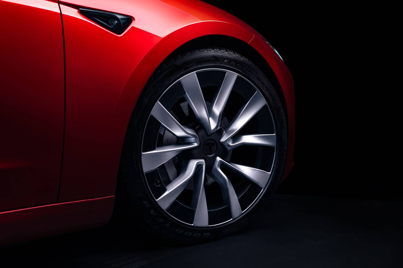 2025 Tesla Model 3 — OEM photo 5